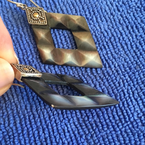 Bali Designs Robert Manse Mother-of-Pearl Earring - Picture 5 of 8